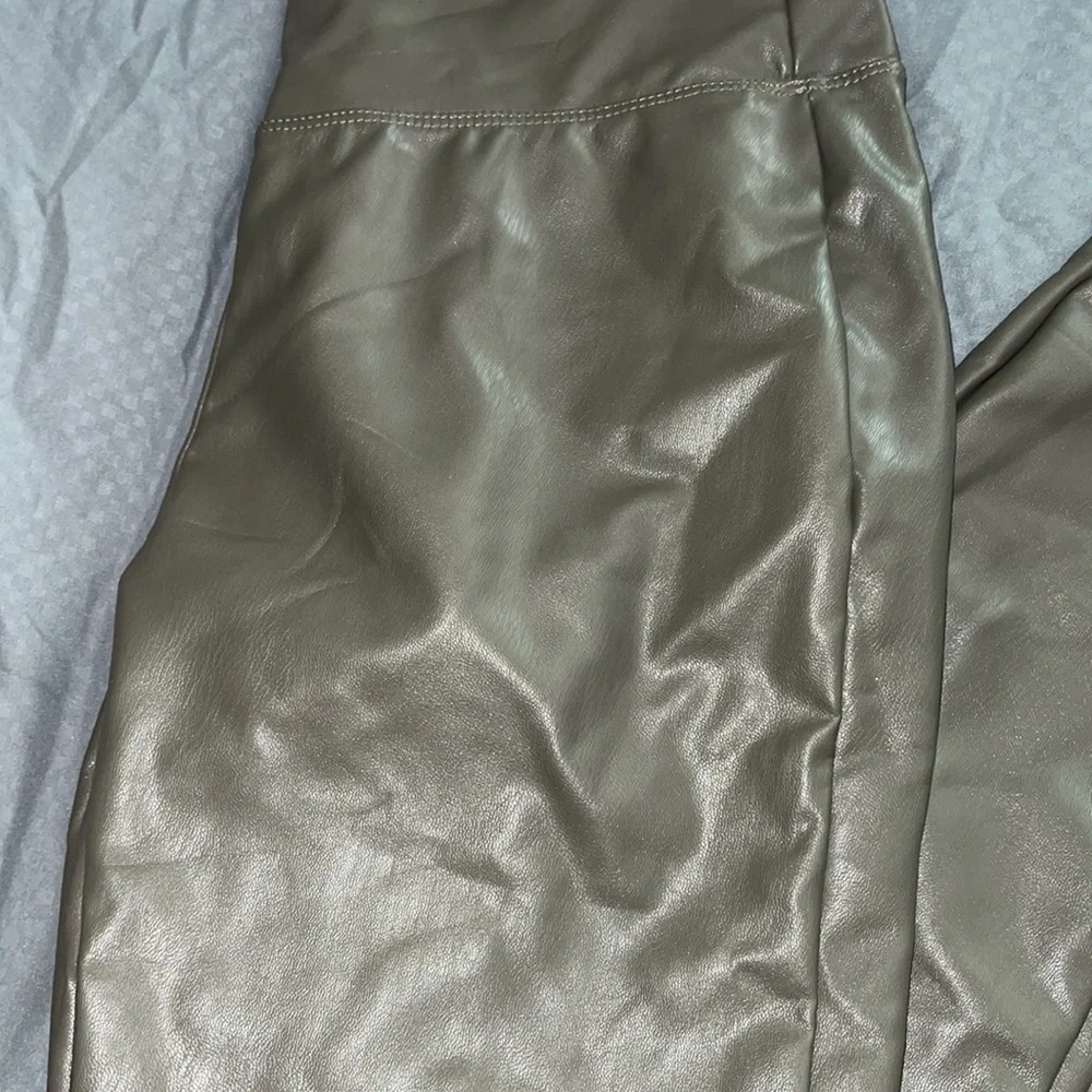 M olive green pleather leggings